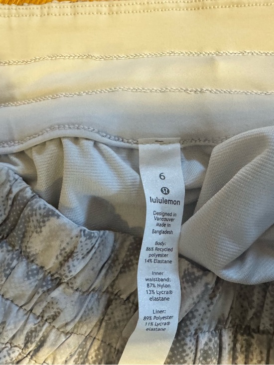 lululemon light gray hotty hot patterned athletic shorts - Picture 4 of 4